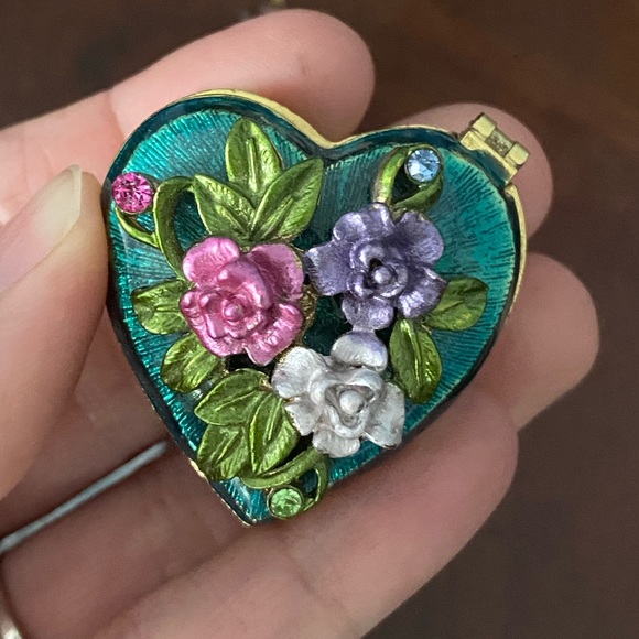 Small Trinket Collection Decor - Picture 12 of 13